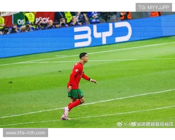 足球剪影下闪耀的球星故事描绘绿茵赛场永恒激情