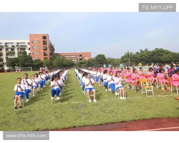 足球球星走进课堂分享成长故事激励学生勇敢追梦